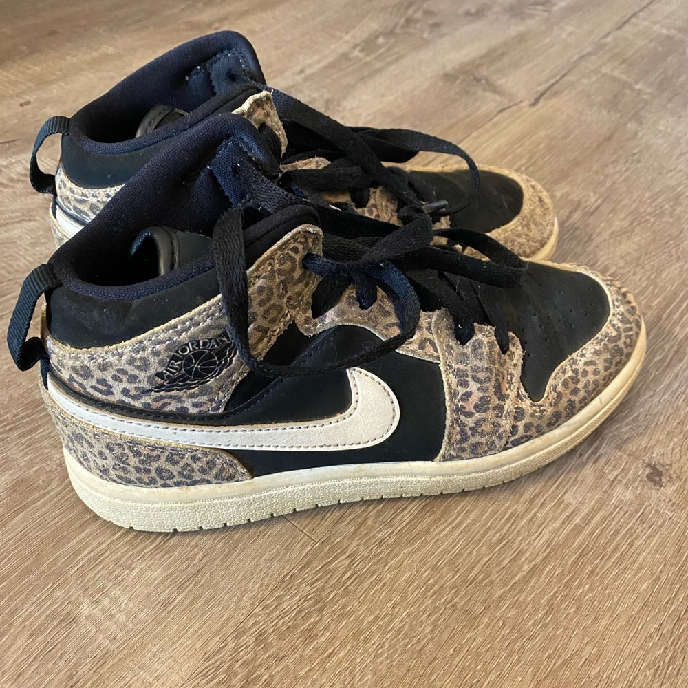 Girls leopard Jordan’s size 1.5